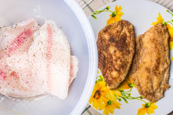 Filetes de peixes de tilápia crus e fritos . — Fotografia de Stock