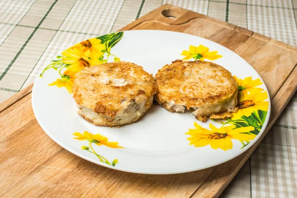 Gebakken ronde heek visfilets in plaat op keuken tafel. — Stockfoto