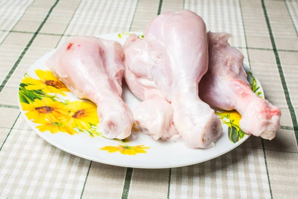 Pernas de frango cruas em um dreno de prato grande da água após a lavagem . — Fotografia de Stock