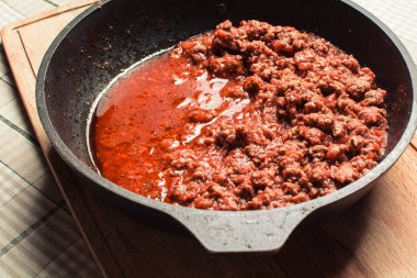 Spagetti için domates soslu kıyma..