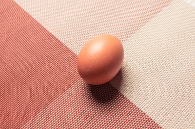 Güzel masa örtüsü üzerinde sarı yumurta.