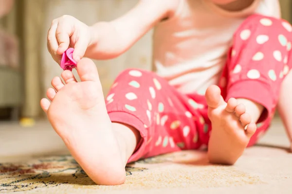 Маленькі ноги дитини грають на підлозі . — стокове фото