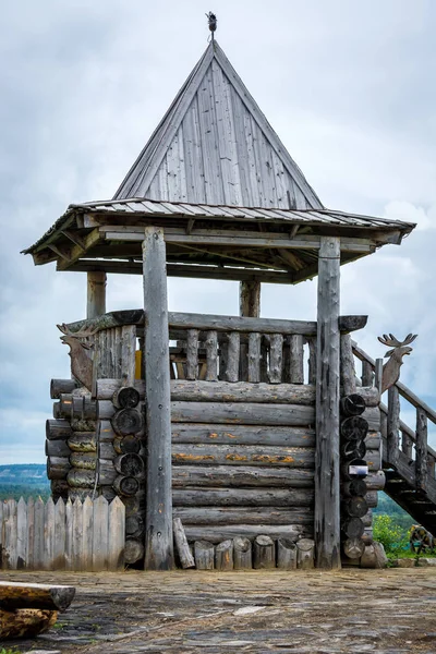 Antigua torre de madera del castillo — Foto de Stock