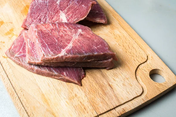 Grande pezzo tagliato di filetto di vitello rosso sul tagliere . — Foto Stock