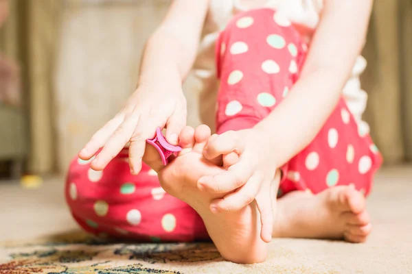 Small feet of child playing on the floor. — Stock Photo, Image