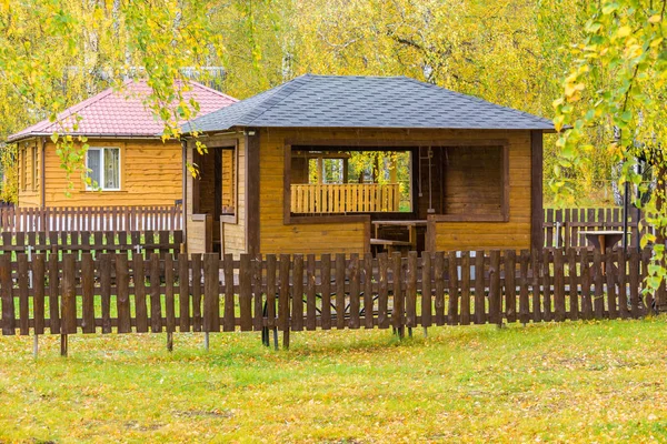 Jardín gazebo para relajarse con valla de madera en el día de otoño . —  Fotos de Stock