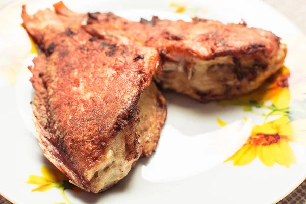 Lubina frita cocida en plato sobre mesa de cocina . — Foto de Stock