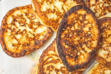 Fazla yağı emmek için beyaz peçeteye peynirli kek..