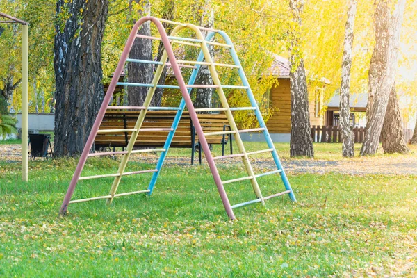 Eisentreppe zum Spaß auf dem Spielplatz. — Stockfoto