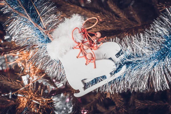 Árbol de Navidad decoración juguete blanco patines cuelgan en la rama del árbol para la decoración . —  Fotos de Stock