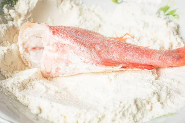 Морской окунь, обжаренный в белой муке для жарки на сковороде . — стоковое фото