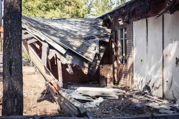 Vieille maison en ruine après avoir longtemps été debout avec des murs et des fenêtres effondrés. — Photo