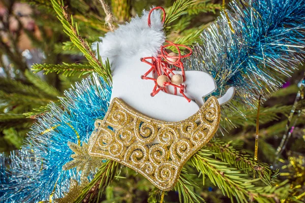 Νέα χρόνια χριστουγεννιάτικο δέντρο διακοσμήσεις τα λευκά πατίνια και μπότα κρέμεται στο κλαδί firtree για στολίδι. — Φωτογραφία Αρχείου