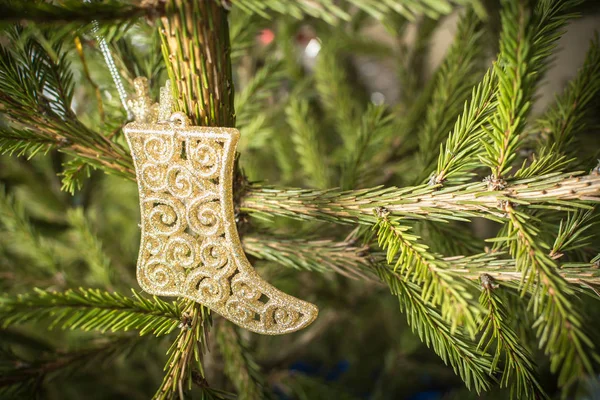 Brinquedo de decoração de árvore de Natal pendurado no ramo da árvore para decoração . — Fotografia de Stock