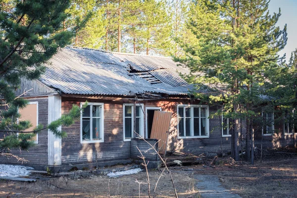 Gammalt ruinerat hus efter lång tid med raserade väggar och fönster. — Stockfoto