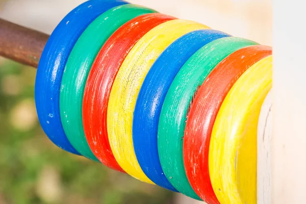 Anillos de madera para jugar en el patio . — Foto de Stock