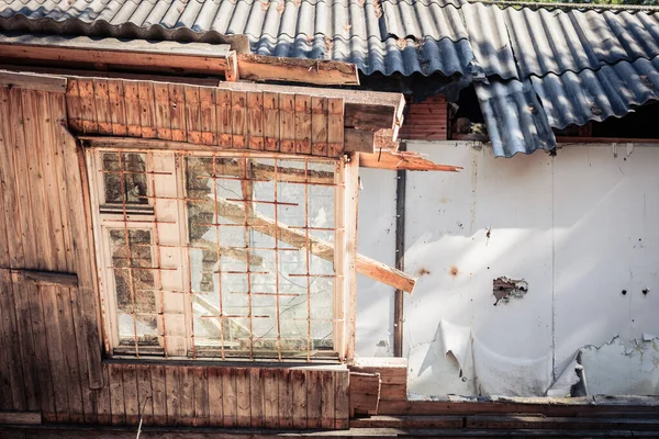Vieille maison en ruine après avoir longtemps été debout avec des murs et des fenêtres effondrés. — Photo