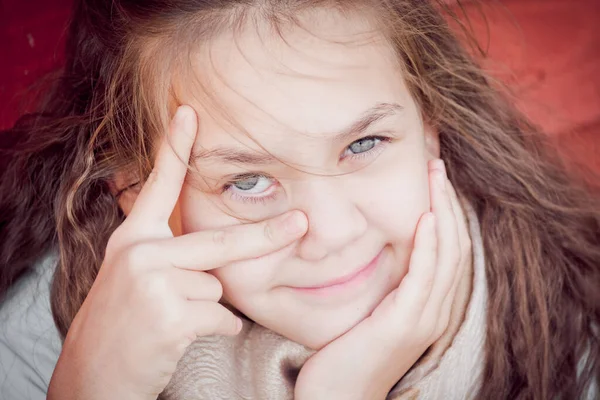 Hermosos ojos de chica con los dedos alrededor de los ojos . —  Fotos de Stock