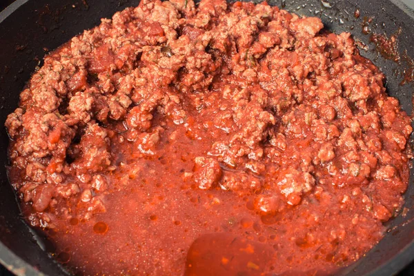 Cooked minced meat with bolognese tomato sauce for spaghetti. — Stock Photo, Image