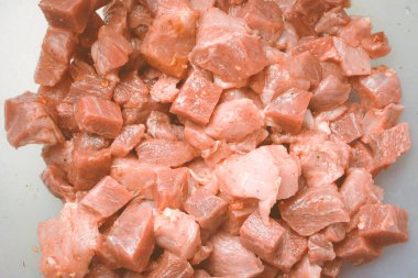 Küçük dilimlenmiş kırmızı dana filetosu ve marine edilmiş et için mavi patlıcan..