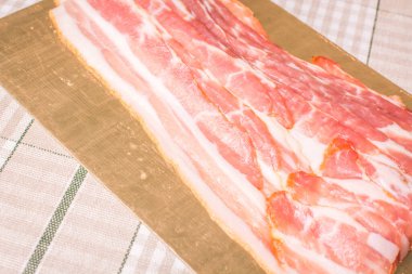Mutfak masasında ince dilimlenmiş domuz pastırması..