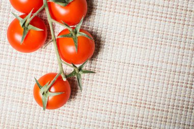 Mutfak masasında olgun kırmızı kiraz domatesleri..