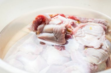 Yemek pişirmek için mutfak masasında patlıcan içinde çözülmüş ve yıkanmış tavuk gizzards.