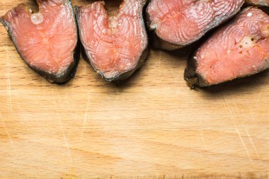 Füme balık pembe somon ahşap kesme tahtası üzerinde dilimlenmiş.