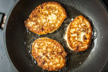 Yağlı tavada kızartılmış peynirli krep..