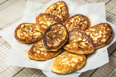 Fazla yağı emmek için beyaz peçeteye peynirli kek..