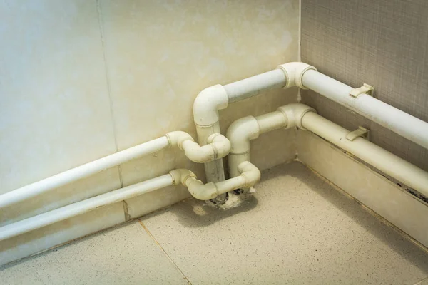 Plastic pipes for hot and cold water in the bathroom. — Stock Photo, Image