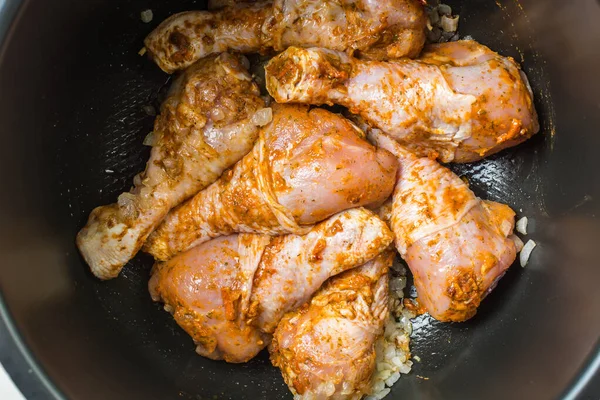 Marinated chicken legs in multicooker for frying. — Stock Photo, Image
