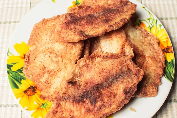 Filetes de peixe de tilápia frita em prato na mesa da cozinha . — Fotografia de Stock