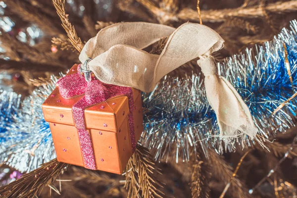 Nieuwe jaren kerstboom decoraties de witte schaatsen en boot hangt op firtree Branch voor ornament. — Stockfoto