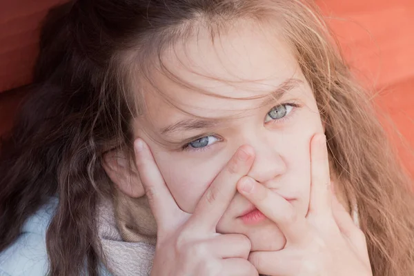 目の周りに指を持つ女の子の美しい目. — ストック写真