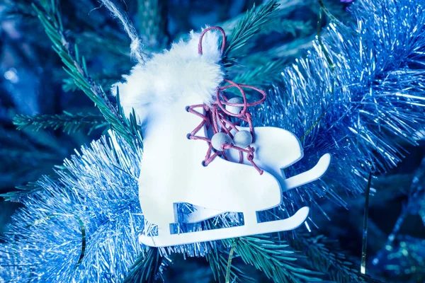 Árbol de Navidad decoración juguete blanco patines cuelgan en la rama del árbol para la decoración . —  Fotos de Stock