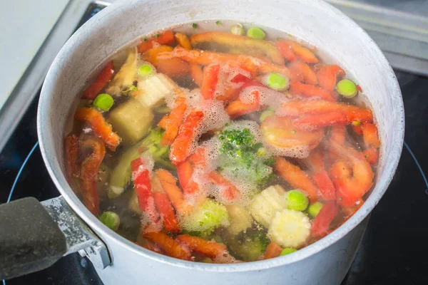 Mieszanka warzyw gotowana w małym rondlu na kuchence. — Zdjęcie stockowe