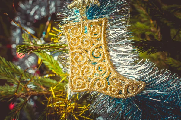 Brinquedo de decoração de árvore de Natal pendurado no ramo da árvore para decoração . — Fotografia de Stock