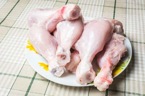 Pernas de frango cruas em um dreno de prato grande da água após a lavagem . — Fotografia de Stock