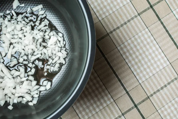 Cebolla en rodajas frita en cuenco multicocción para cocinar . —  Fotos de Stock