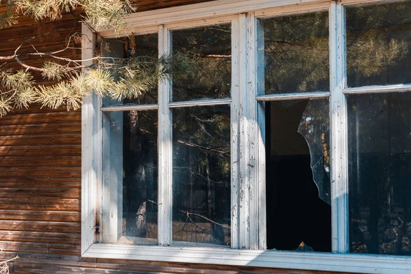 Eski ahşap bir evin kırık camları.. — Stok fotoğraf