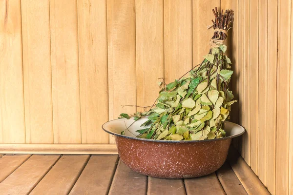 Wanna wodna z miotu brzozowego w saunie — Zdjęcie stockowe