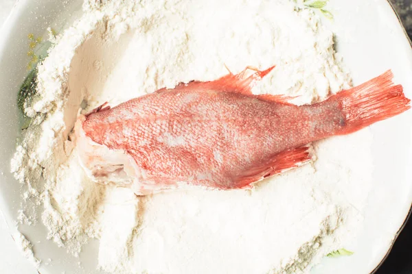 Friss tengeri sügér, fehér liszttel, serpenyőben sütve. — Stock Fotó