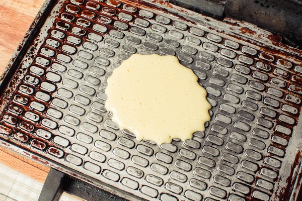 Waffle pişirmek için waffle ızgarasına hamur döktü.. — Stok fotoğraf