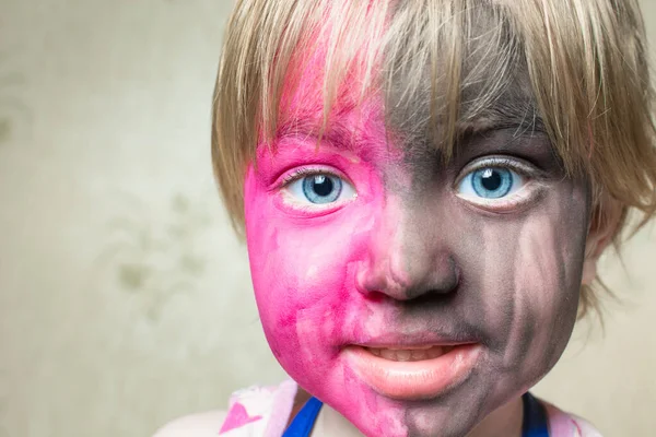 大きな目と塗装された顔を持つ小さな子供. — ストック写真