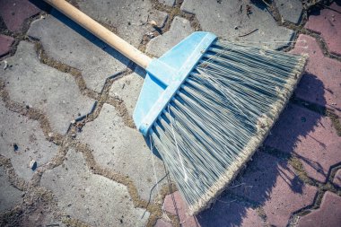 Baharda ve sonbaharda kaldırımlı yolda yeşillik ve çimenleri temizlemek için sert kazıktan yapılmış bahçe süpürgesi