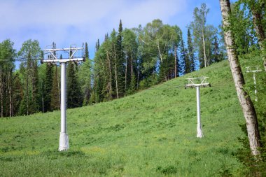 İnsanları dağda kaldırmak için demir direkler ve kablolar kullanın.