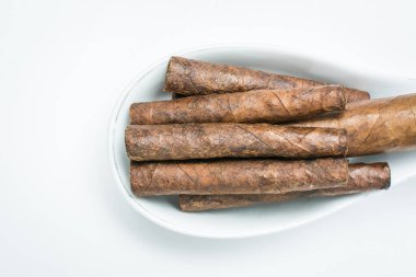 Bükülmüş çarşaflardan gelen muhteşem purolar beyaz arka planı olan aşçı için.