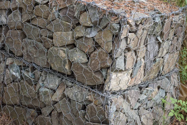 Hoher Zaun Aus Vielen Steinen Die Durch Ein Gitter Verbunden — Stockfoto