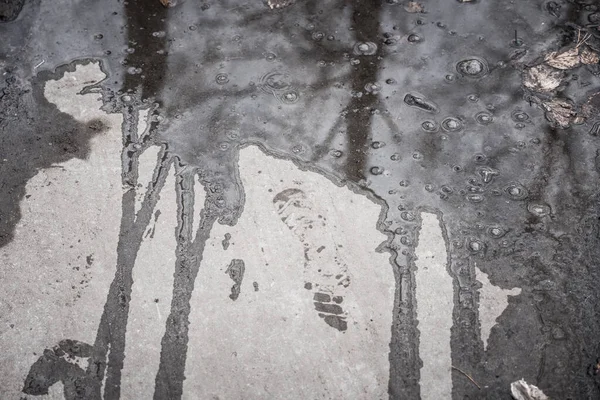 Asfalt Üzerinde Islak Izler Olan Büyük Bir Birikintisi — Stok fotoğraf